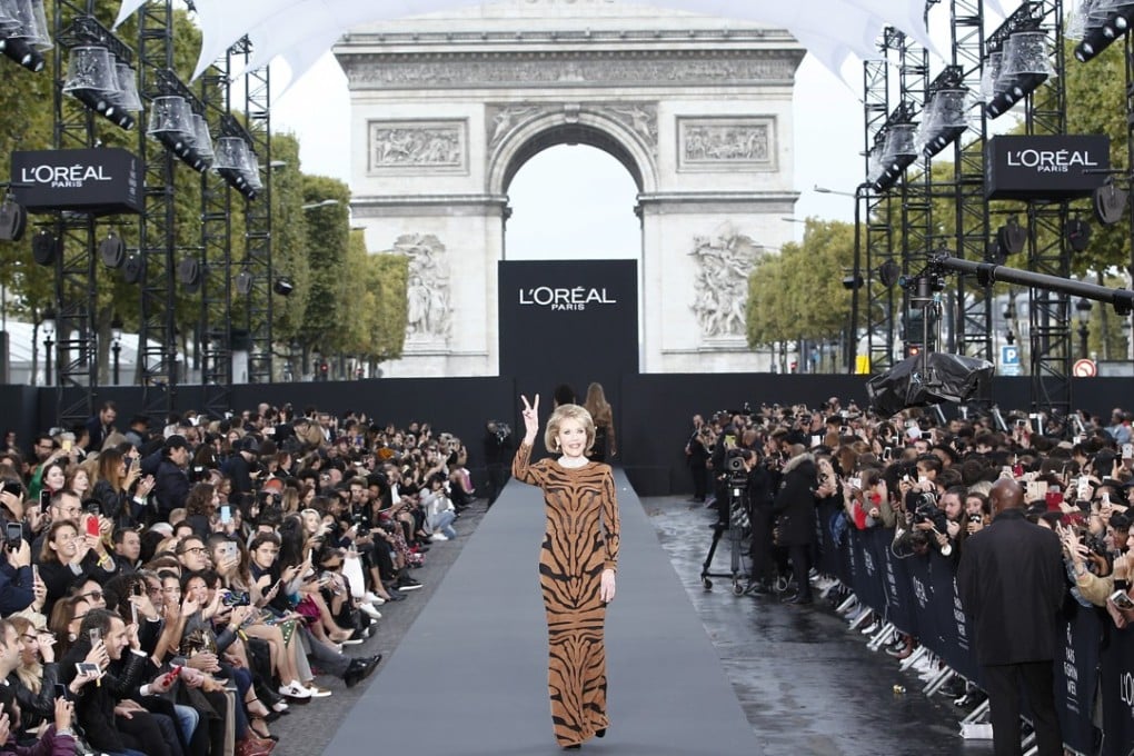 Actress Jane Fonda gestures a peace sign as she walks for L'Oreal Spring/Summer 2018 ready-to-wear fashion collection presented in Paris. Photo: AP