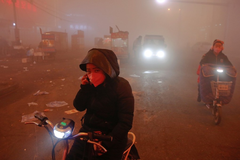 People make their way through heavy smog on an extremely polluted day with red alert issued, in Shengfang, Hebei province. Photo: Reuters