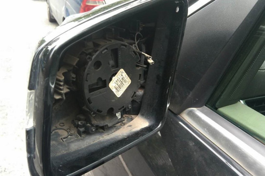 Drivers say the glass from their wing mirrors was removed and a payment demanded to get it back. Photo: Joygo.com