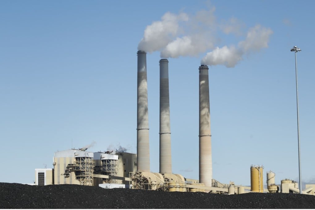Piles of coal in front of Pacificorp's 1440 megawatt coal fired power plant in Castle Dale, Utah. Photo: AFP