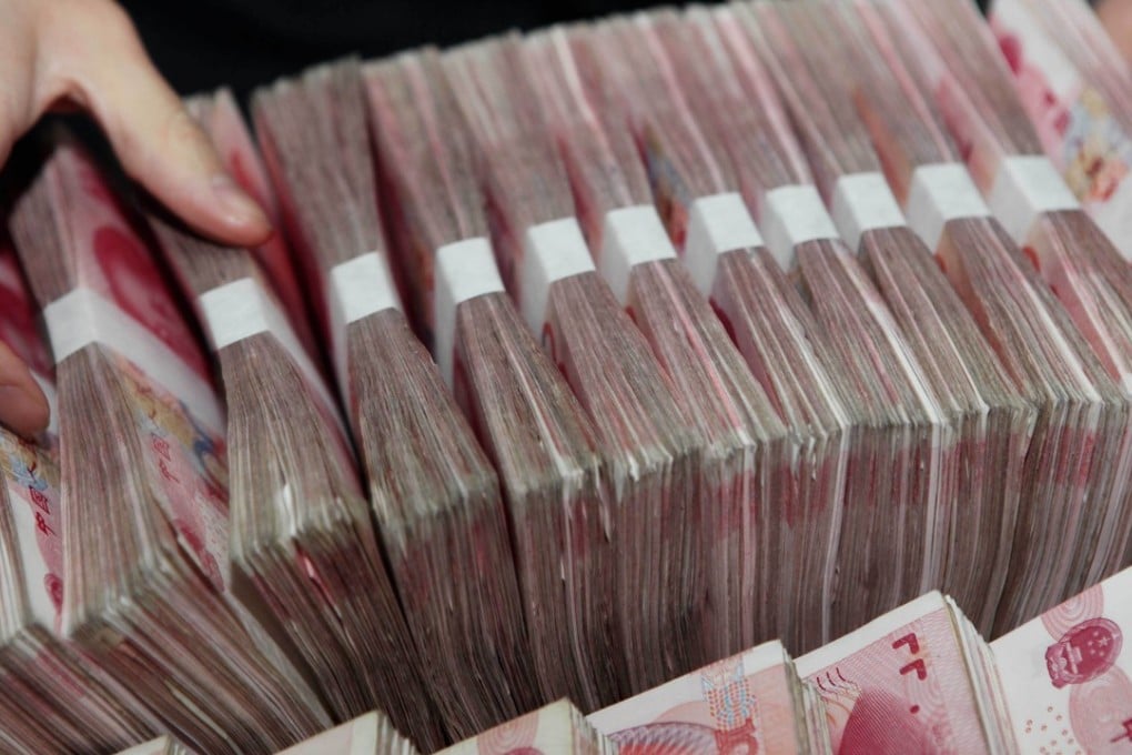A teller counting notes in a bank in Ganyu county, east China's Jiangsu province. Photo: AFP