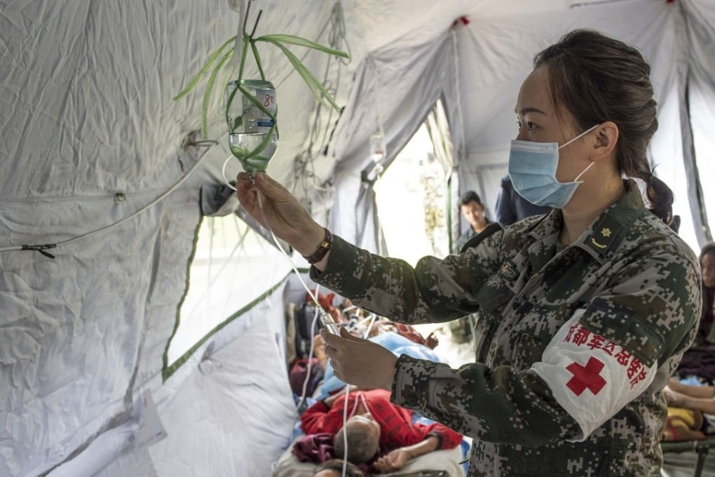 A Chinese aid worker treats patients in Nepal. Photo: Xinhua