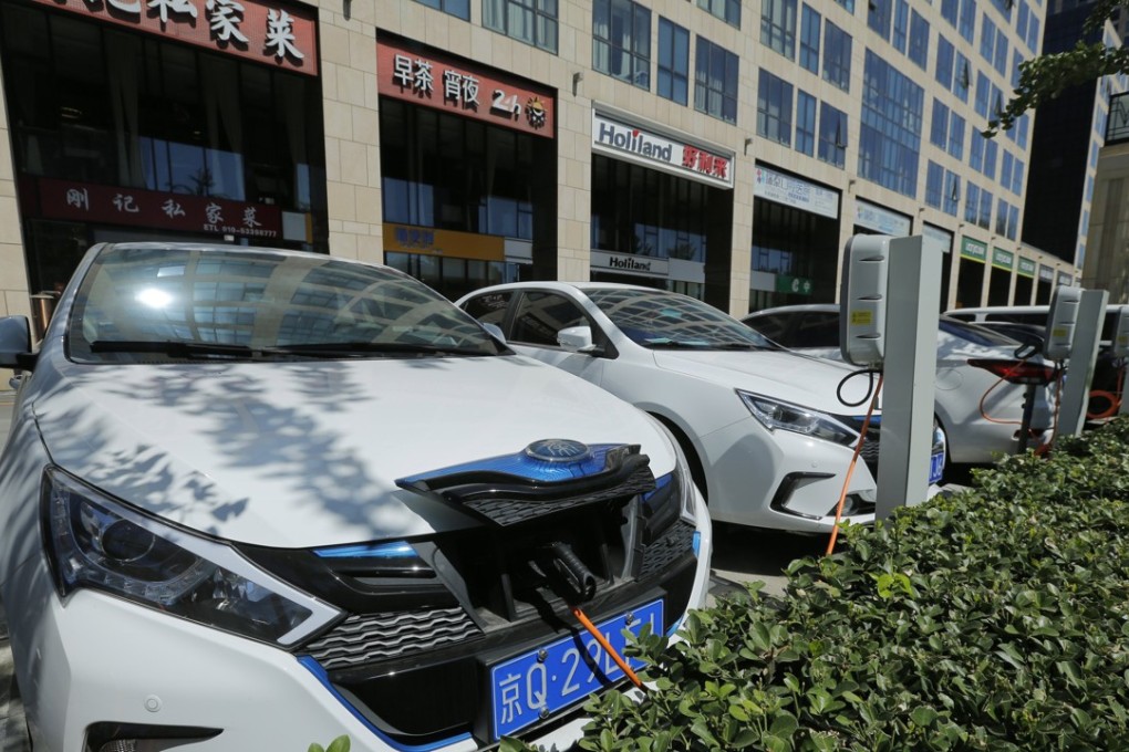 An electric car connects to a charging pole for electric vehicles at an electric vehicle charging station outside a flat in Beijing, China, 11 September 2017. China plans to ban cars powered by fossil fuels in the future, while promoting hybrids and electric vehicles, Vice-minister of Ministry of Industry and Information Technology (MIIT) Xin Guobin said during a forum. Photo: EPA-EFE