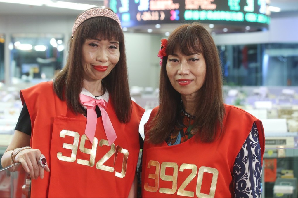 Shu Yee-har (left) and chief executive of Wader Securities Tammy Shu Yee-nar still at the trading hall, but set to leave for the last time on Thursday. Photo: K. Y. Cheng