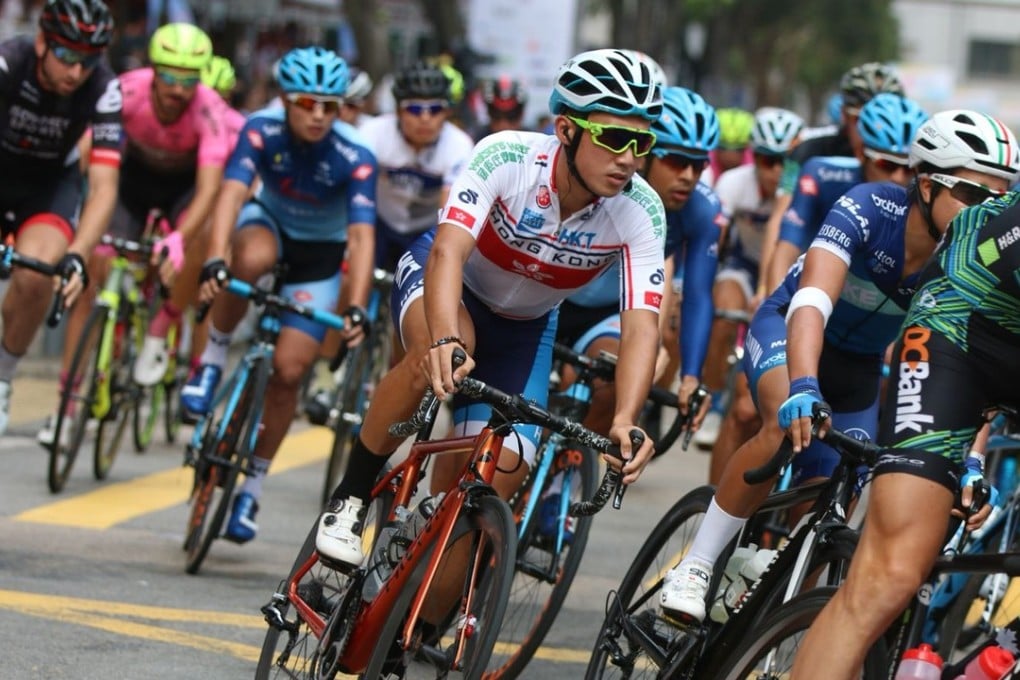 Leung Chun-wing (centre) keeps up with the field at first. Photo: Chan Kin-wa