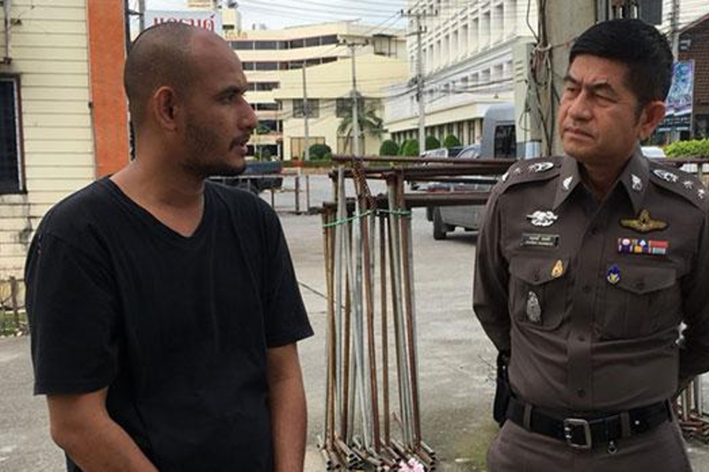 Uthai police chief Pol Col Anusorn Wayakham talks to Apichart Kaewmanee after he was arrested in Uthai district, Ayutthaya, on Sunday. Photo: Soonthorn Phongpao/Bangkok Post