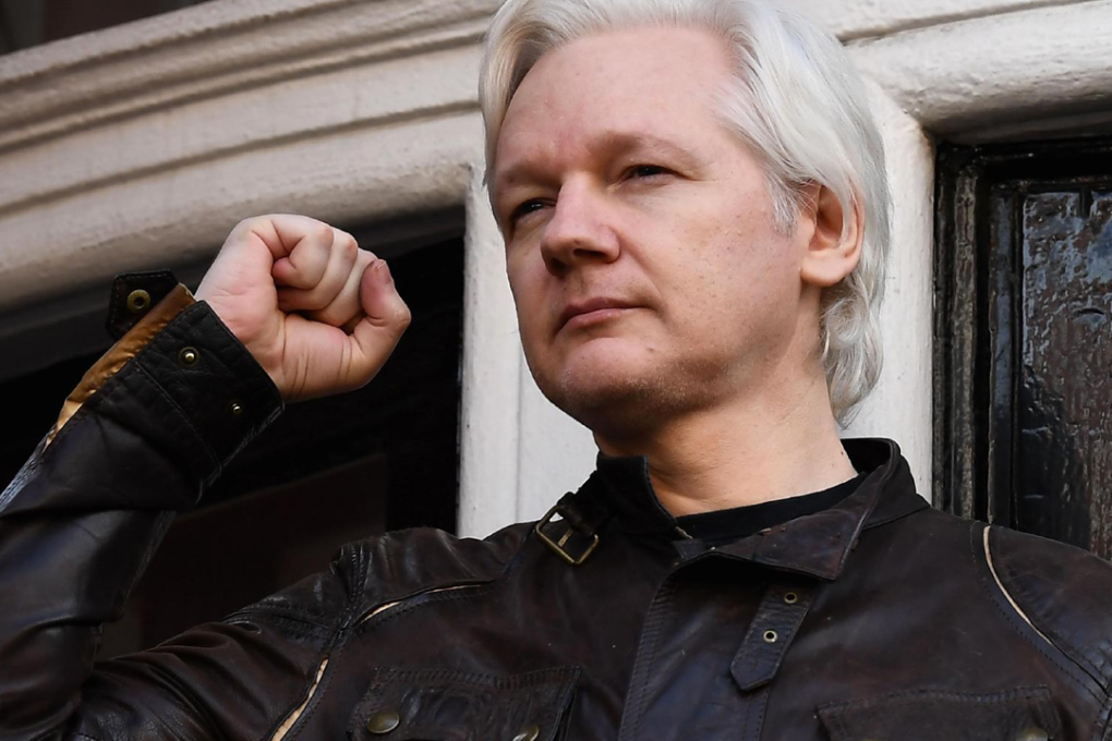 Wikileaks founder Julian Assange raises his fist prior to addressing the media on the balcony of the Embassy of Ecuador in London on May 19, 2017. Photo: Justin Tallis/CNBC