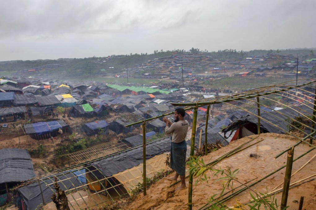A Rohingya Muslim man, who crossed over from Myanmar into Bangladesh, builds a shelter for his family in Taiy Khali refugee camp, Bangladesh. Photo: AP