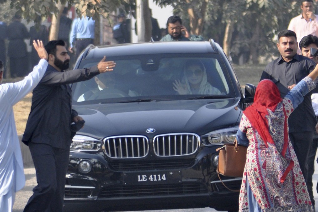 Maryam Nawaz, daughter of former Prime Minister Nawaz Sharif, waves upon her arrival at an accountability court in Islamabad, Pakistan. Photo: AP