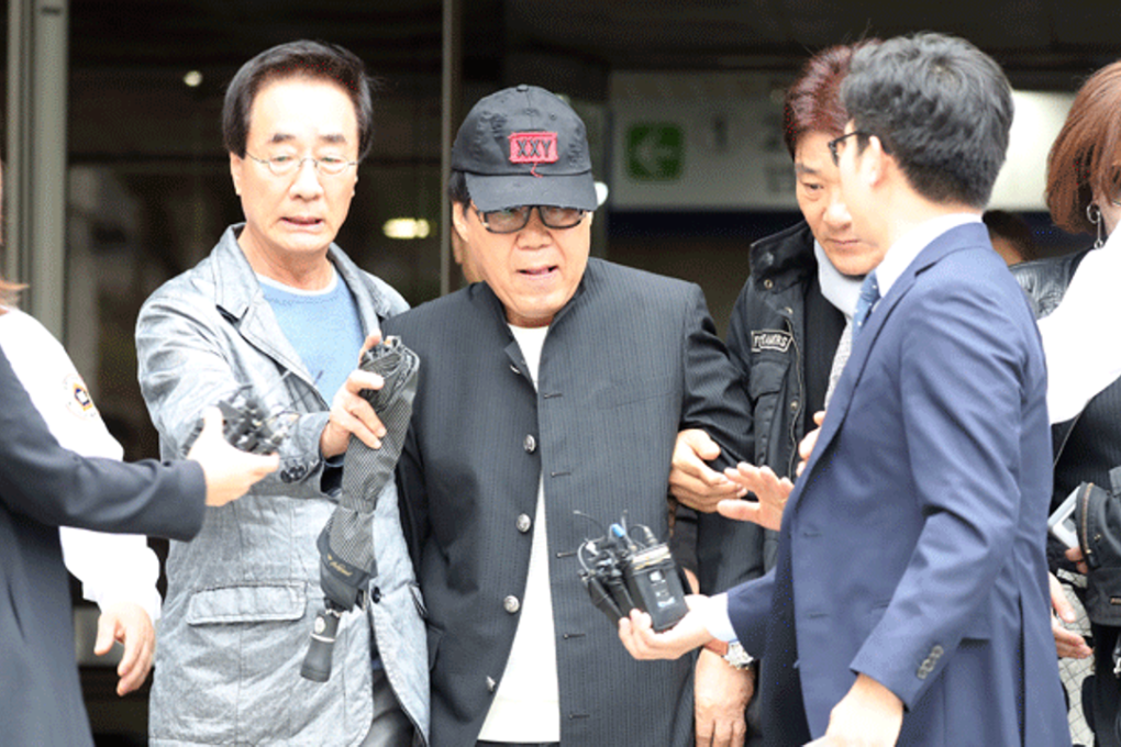 Singer Jo Young-nam leaves the Seoul Central District Prosecutors' Office, Wednesday, after a hearing on a massive art fraud case involving his paintings. Jo received a 10-month jail sentence with two years of probation for allegedly taking credit for hundreds of paintings done by his assistants. Photo: Yonhap