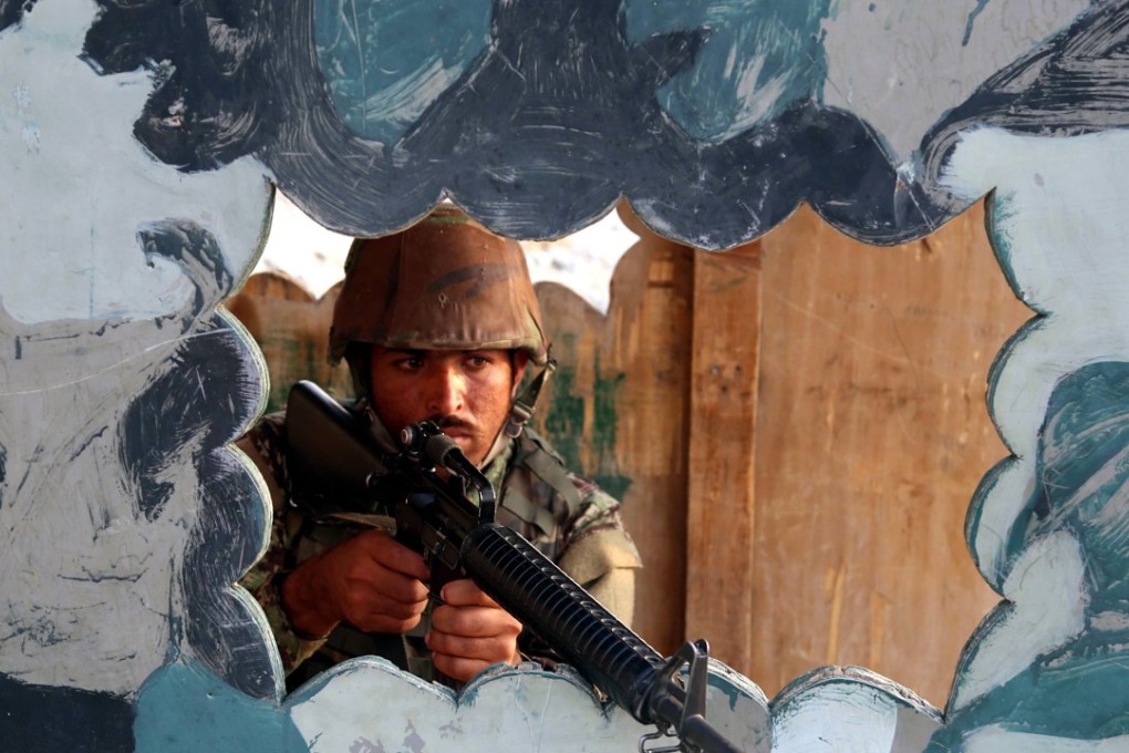 An Afghan Army soldier guards a check point on the outskirts of Jalalabad, Afghanistan, on October 19, 2017. Security in Nangarhar has been intensified following attacks by Taliban militants at a military base in Kandahar that killed at least 43 soldiers. Photo: EPA-EFE