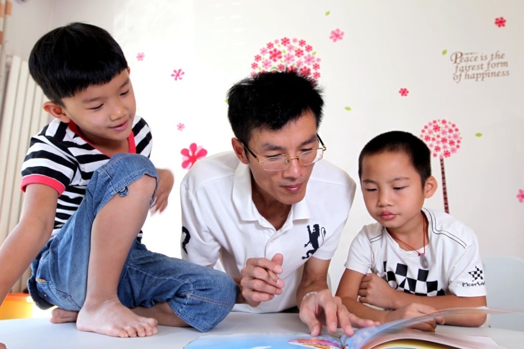 Zhang Qiaofeng reads a story to his son Hongwu (left), and student Zhou Jiebin in 2012 soon after Zhang gave up his successful career as the head of a medical research firm to home school his child. Photo: Simon Song