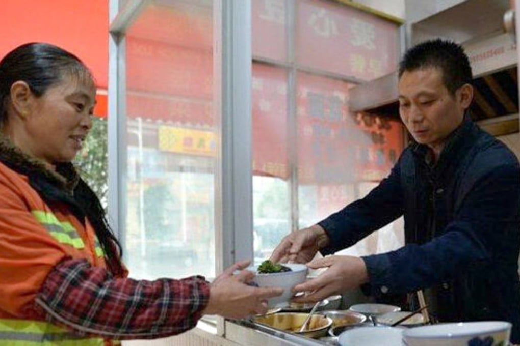 Sun Wenzha has handed out thousands of free meals over the past two years. Photo: shanghaiist.com