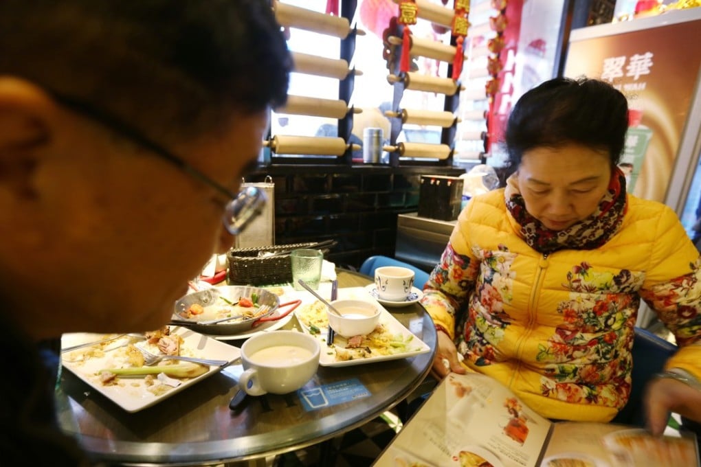 A mainland couple having lunch at a Tsui Wah restaurant. For many in China, Hong Kong’s eateries have lost their appeal. Photo: Xiaomei Chen
