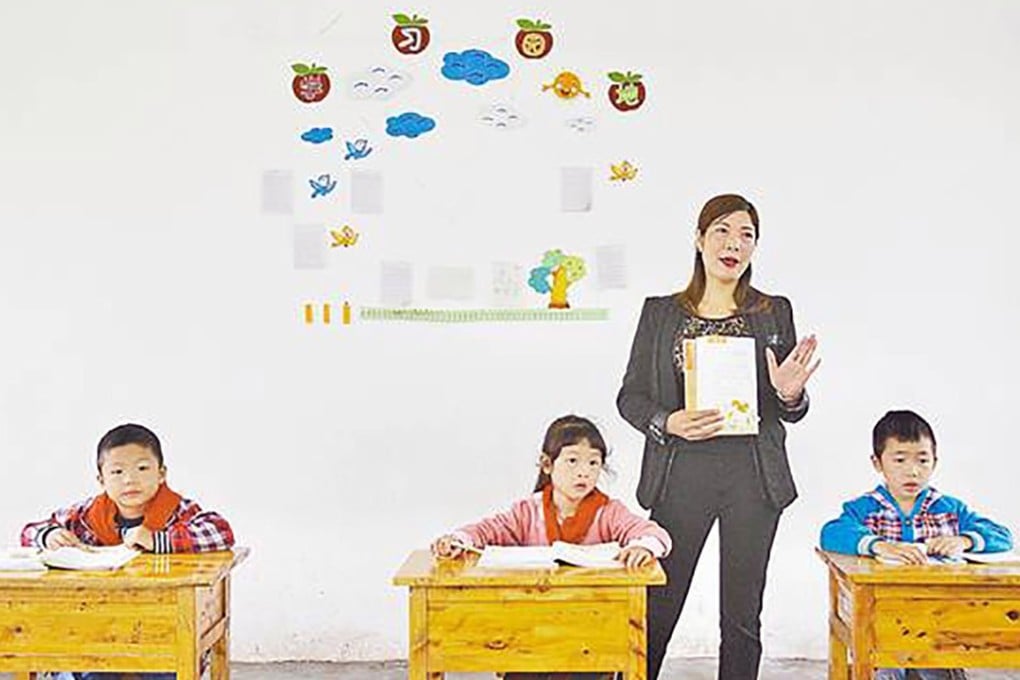 Kang Qingxiu with her pupils at the tiny Bajiao Junior school. Photo: sina.com