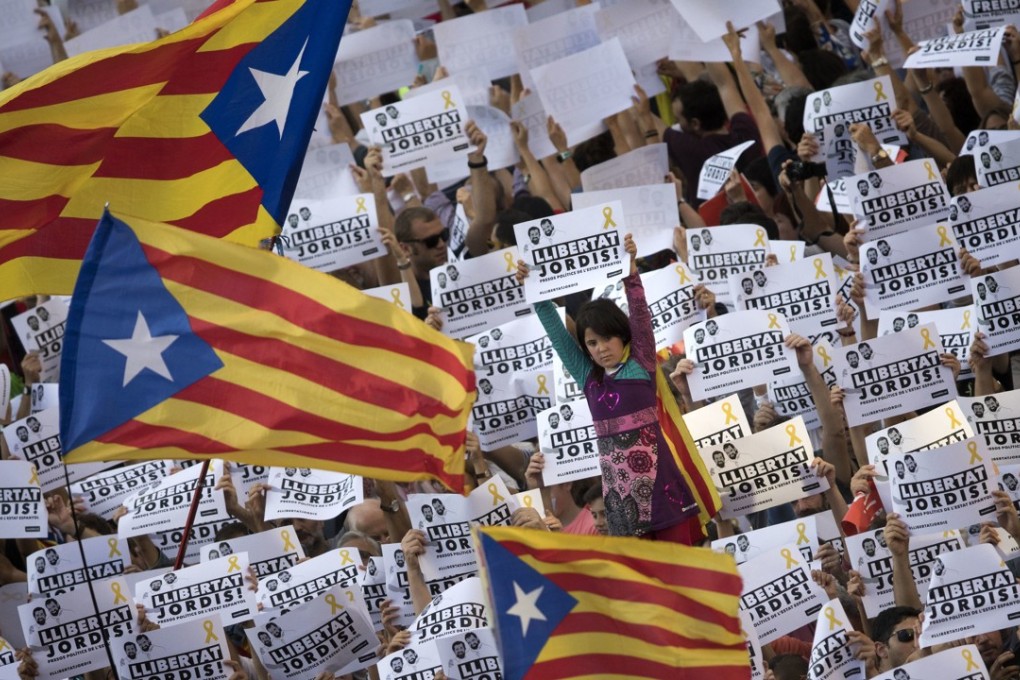 Pro-independence protesters wave the Catalan Estelada flag as they call for the release of separatist leaders Jordi Sanchez and Jordi Cuixart, who face sedition charges, in Barcelona on October 21. Photo: AP