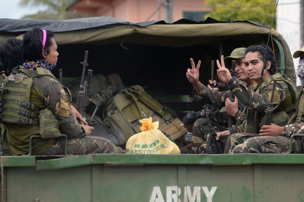 Philippine soldiers leave Mapandi in Marawi. Photo: AFP