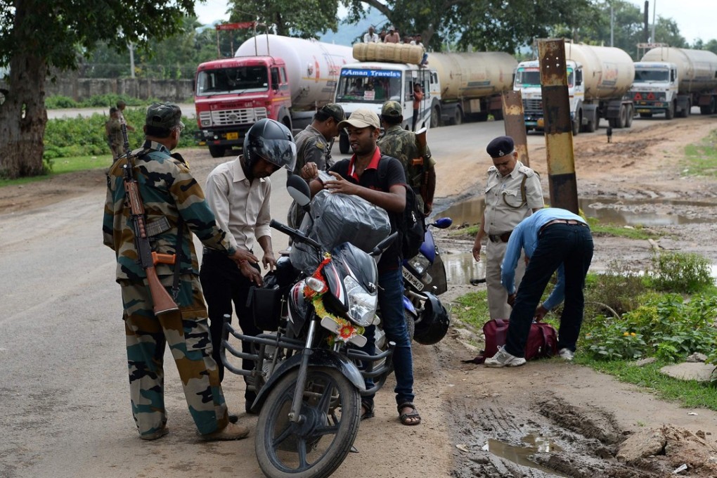 Indian excise department officers at the Bihar-Jharkhand interstate border search for alcohol entering Bihar. Photo: AFP