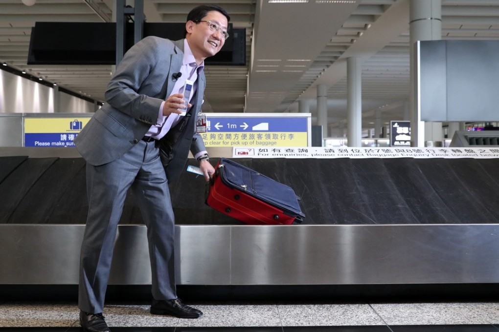 Hong Kong Airport Authority Chief Executive Officer Fred Lam Tin-fuk using the baggage tracking APP. 26OCT17 SCMP/ K. Y. Cheng