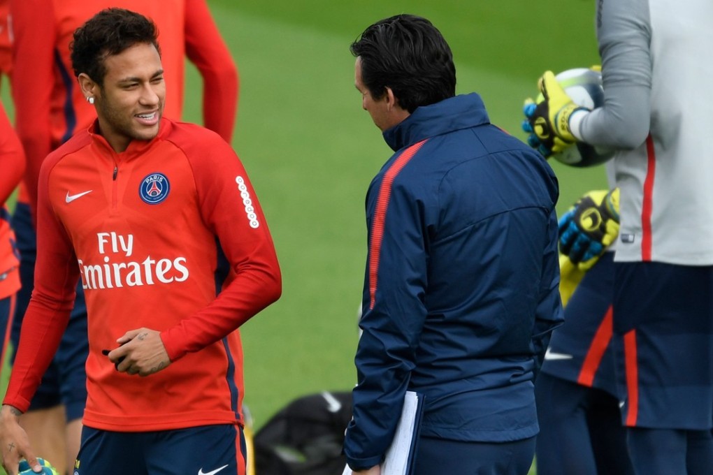 Neymar (left) speaks with Paris Saint-Germain coach Unai Emery during a training session. Photo: AFP