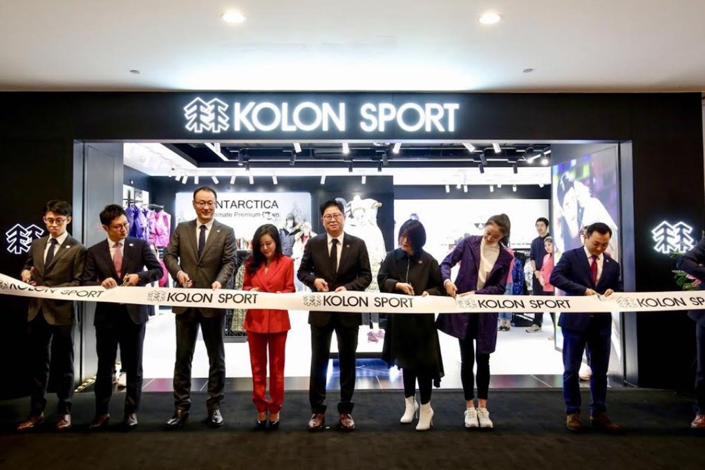 Kolon Sport China chairman Hajun Yang and designer Masha Ma (middle) with VIPs cut the ribbon at the opening of a new store in Nanjing.