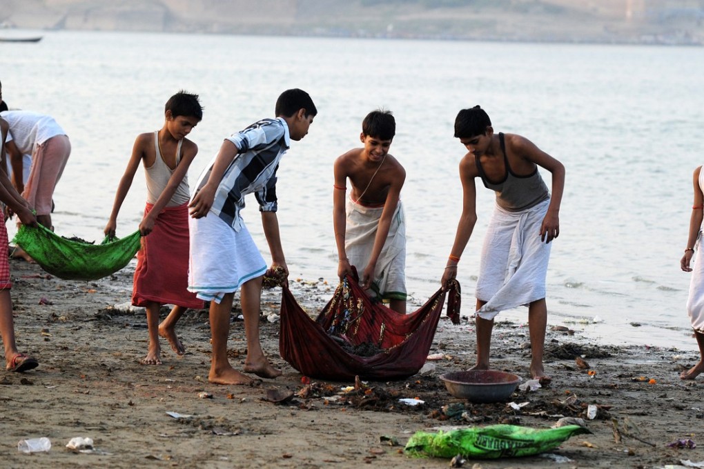 Indian students collect waste on the banks of the river Ganges in Allahabad. Photo: AFP