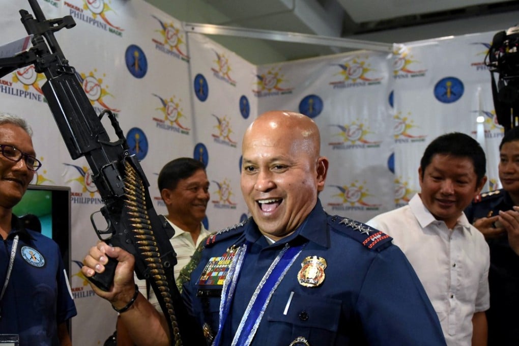 Philippine National Police chief Ronald Bato Dela Rosa holds an M60 machine gun during a Gun and Ammunition show at a mall in Manila. File photo: Reuters