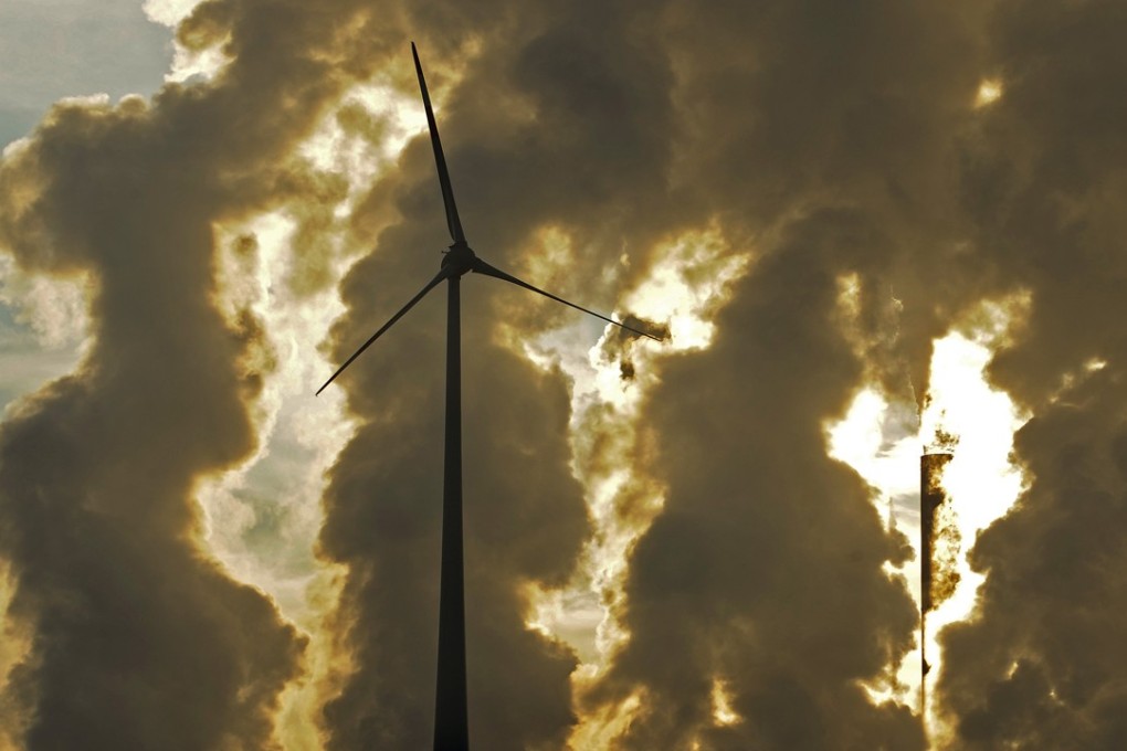 A wind turbine is pictured in the in front of a steaming coal power plant in Gelsenkirchen, Germany. The concentration of carbon dioxide (CO2) in the atmosphere has hit a new high, the UN said Monday, warning that drastic action is needed to achieve targets set by the Paris climate agreement. File photo: AP
