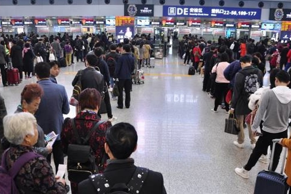 Long lines form at check-in desks at Chengdu airport after heavy fog caused delays to dozens of scheduled flights. Photo: Weibo