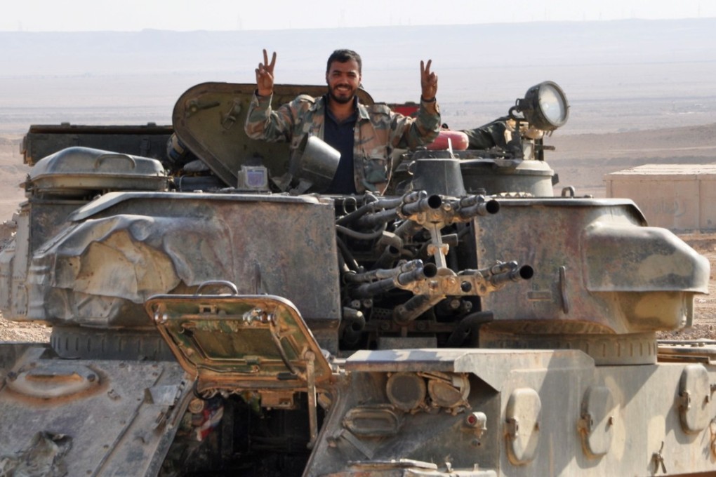 A soldier from the Syrian government forces flashes the ‘V’ for victory sign in the eastern Syrian city of Deir Ezzor. Photo: AFP
