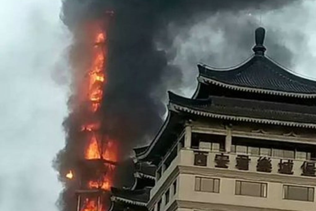 Streets had to be closed during the huge blaze in Xian. Photo: Sohu.com