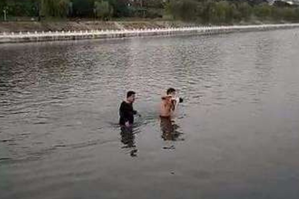 Two men raced to the rescue after a tiny baby was snatched from her pram and tossed into a river in central China. Photo: Kanfanews.com