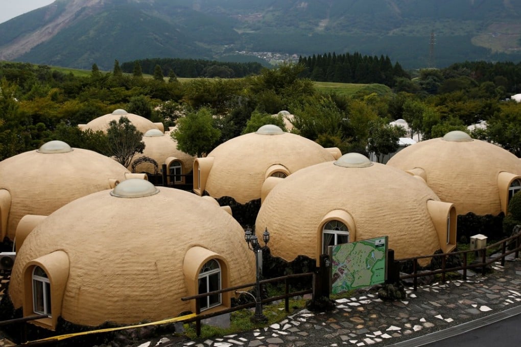 Quake-resistant dome houses at the Aso <a href=