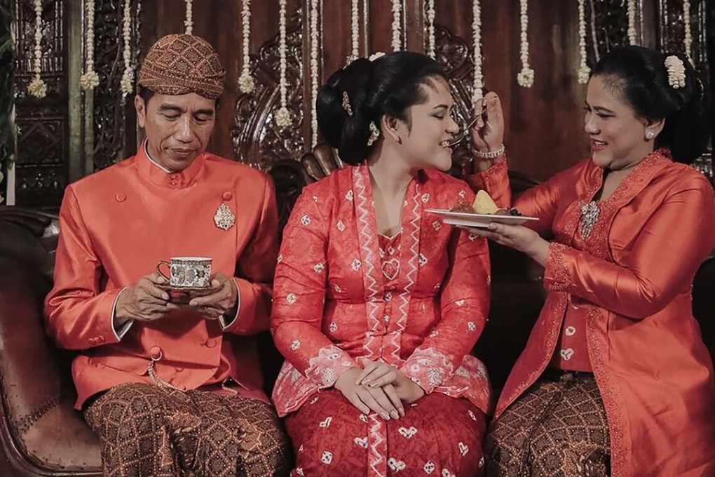 Indonesia's first lady Iriana Widodo feeds her daughter Kahiyang Ayu (C) beside Indonesia's President Joko Widodo during preparations for the wedding in Solo. Photo: AFP