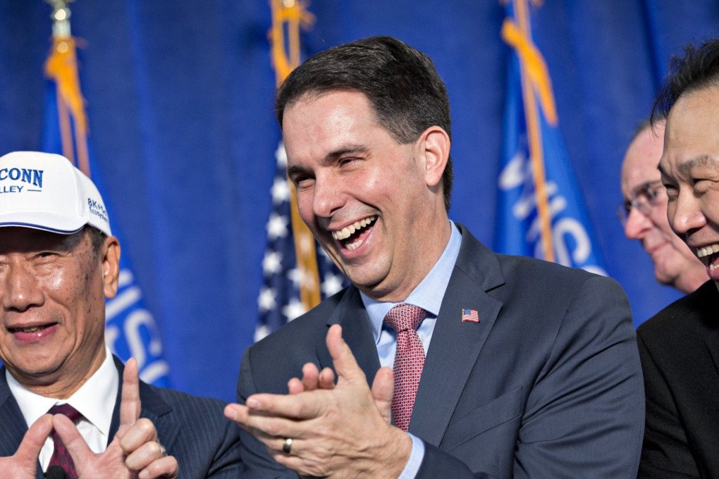 Terry Gou, chairman of Foxconn Technology Group (left) with Scott Walker, governor of Wisconsin (centre), after the signing ceremony held November 10. Photo: Bloomberg