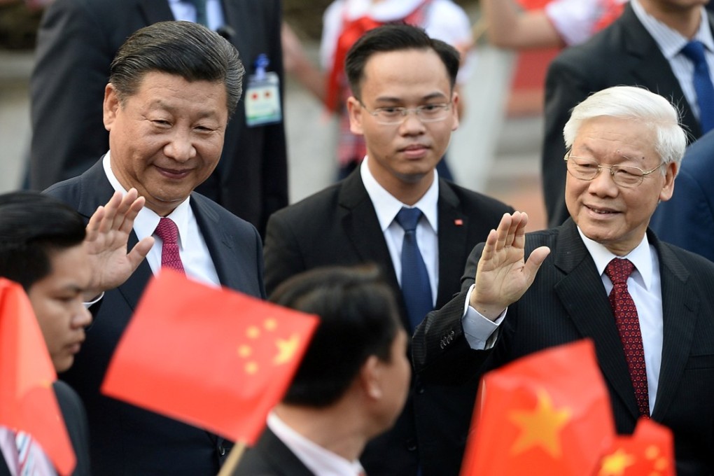 China's President Xi Jinping (L) and Vietnam's Communist Party Secretary General Nguyen Phu Trong wave toward pupils holding Vietnamese and Chinese flags during a welcoming ceremony at the Presidential Palace in Hanoi, Vietnam November 12, 2017. Photo: Reuters