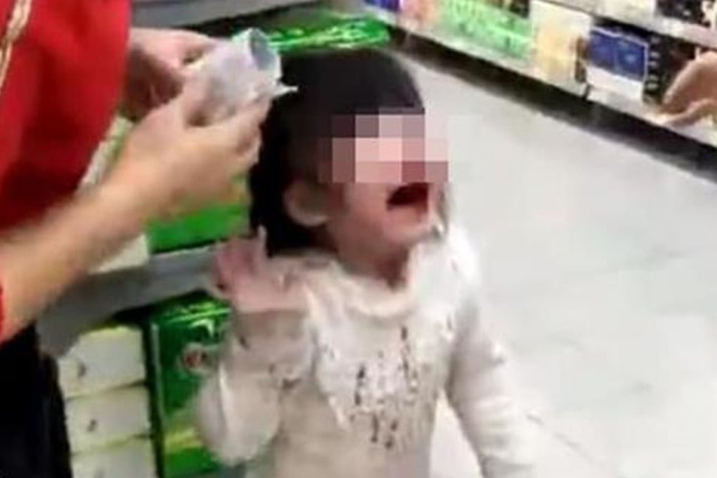 The child is seen crying in the supermarket as a shop assistant tends to her nosebleed. Photo: Thepaper.cn