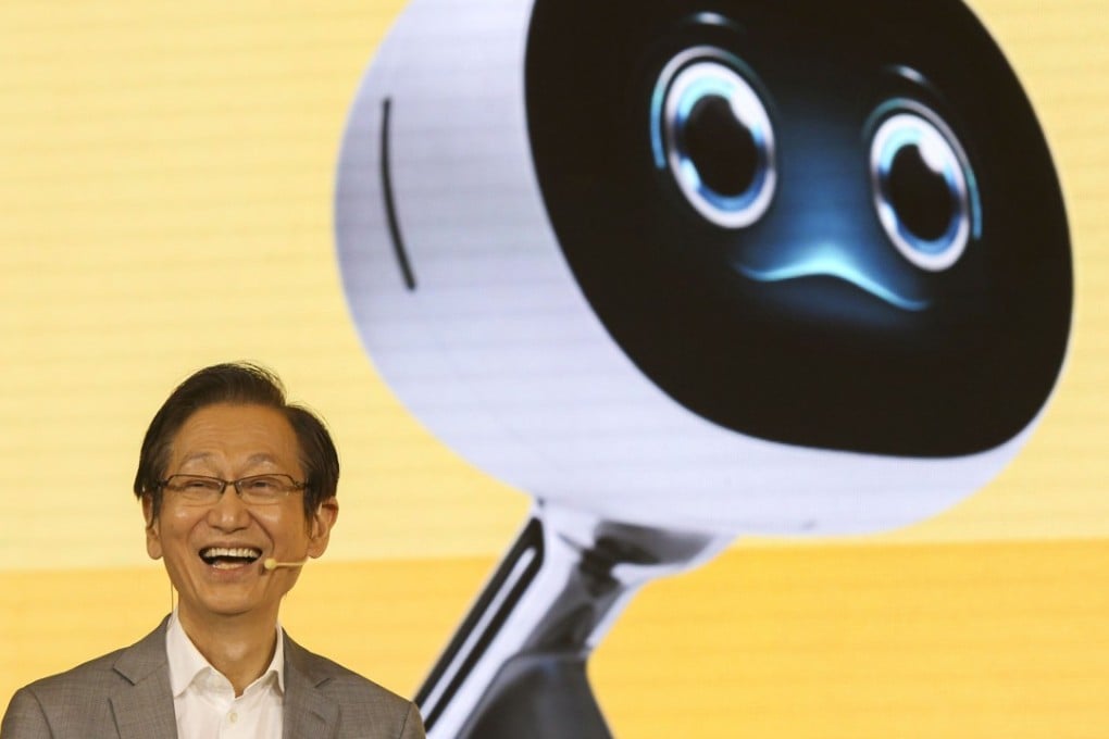 Jonney Shih, chairman of Asus, launches the Zenbo Qrobot intelligent robot, which was developed in cooperation with Tencent. Photo: Simon Song