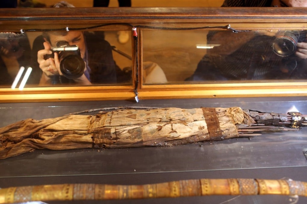 Tourists take photos of pieces from King Tutankhamun's tomb displayed during the opening of 'Tutankhamen's Unseen Treasures' exhibition at the Egyptian Museum in Cairo, Egypt, on November 15, 2017. Some 55 pieces of fabric decorated with gold from King Tutankhamen's tomb are displayed in the exhibition for the first time since the tomb was unearthed in 1922. Photo: EPA-EFE