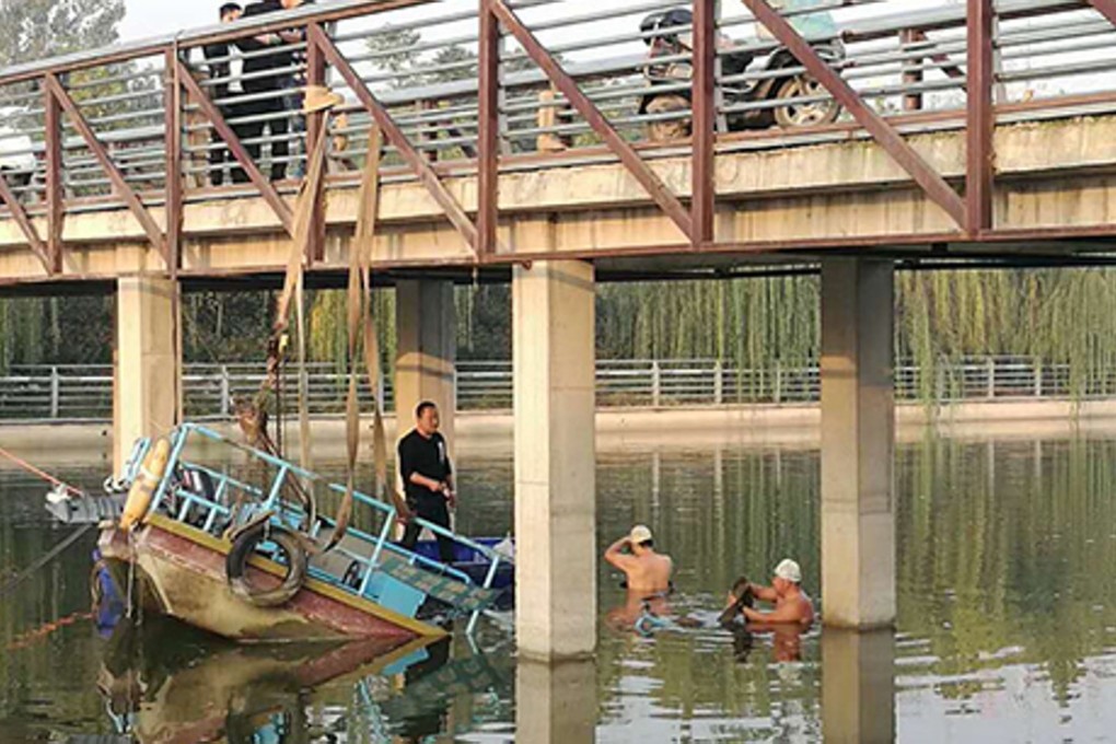 The volunteer swimmers take part in a river search. Photo: Thepaper.cn