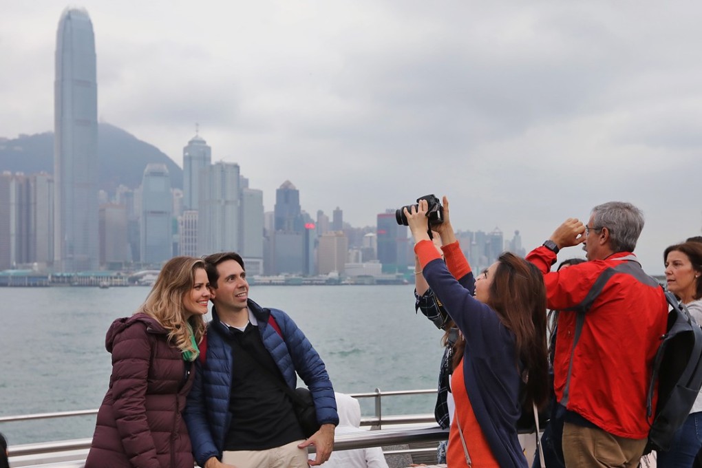 Cooler temperatures could be felt on the Tsim Sha Tsui promenade on Victoria Harbour on Sunday. Photo: Edward Wong