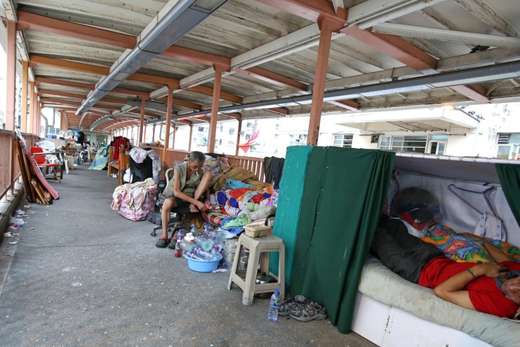 People staying at the Tong Shui Road footbridge over King’s Road in North Point. Photo: Nora Tam
