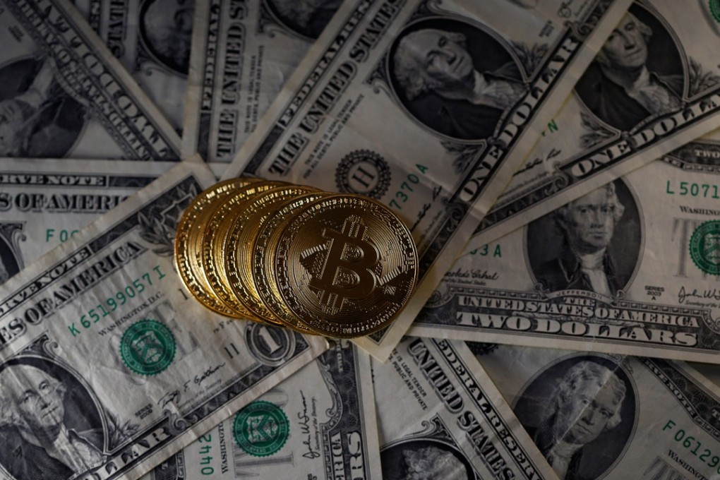 Bitcoin (virtual currency) coins placed on Dollar banknotes are seen in this illustration picture, November 6, 2017. REUTERS/Dado Ruvic/Illustration