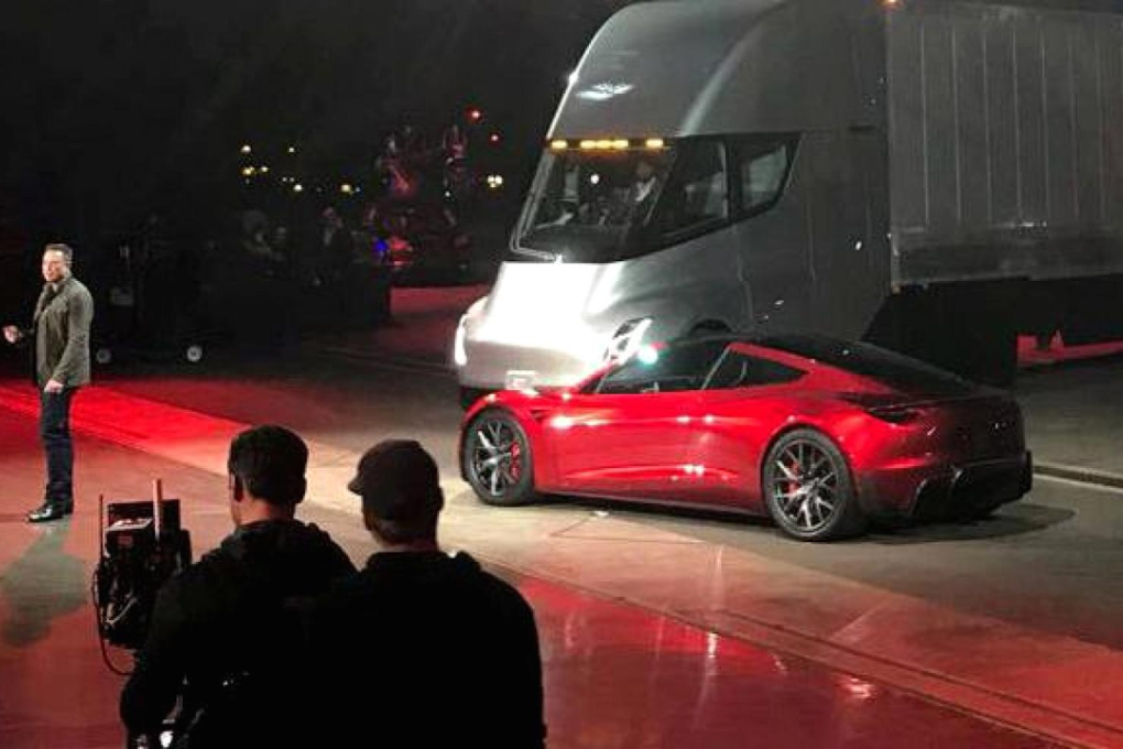 Tesla CEO Elon Musk shows off the Tesla Semi as he unveils the company's new electric semi truck during a presentation in Hawthorne, California, U.S., November 16, 2017. Photo: Alexandria Sage/Reuters