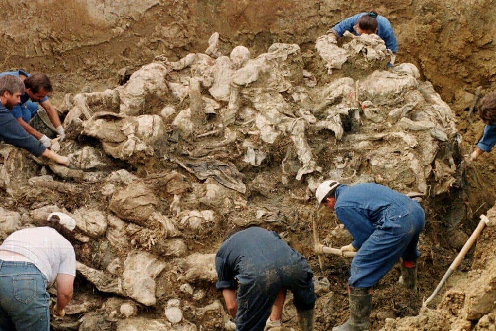 A September 18, 1996 file photo shows International War Crimes Tribunal investigators clearing away soil and debris from a tangle of dozens of bodies of Srebrenica massacre victims buried in a mass grave near the village of Pilica. Photo: AP