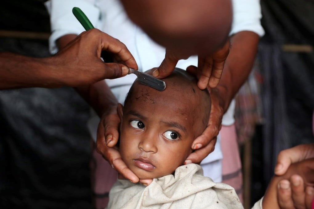 A Rohingya refugee child gets a haircut in the Palong Khali refugee camp in Cox's Bazar, Bangladesh. Photo: Reuters