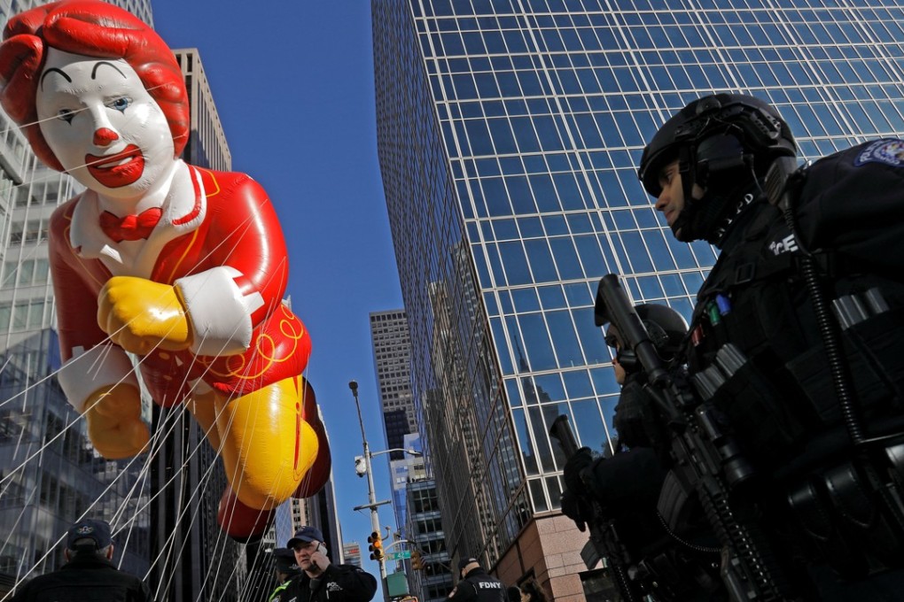 A member of the New York Police Department's Counterterrorism Bureau guard the parade route during the Macy's Thanksgiving Day Parade in Manhattan, New York, on November 23, 2017. Photo: Reuters