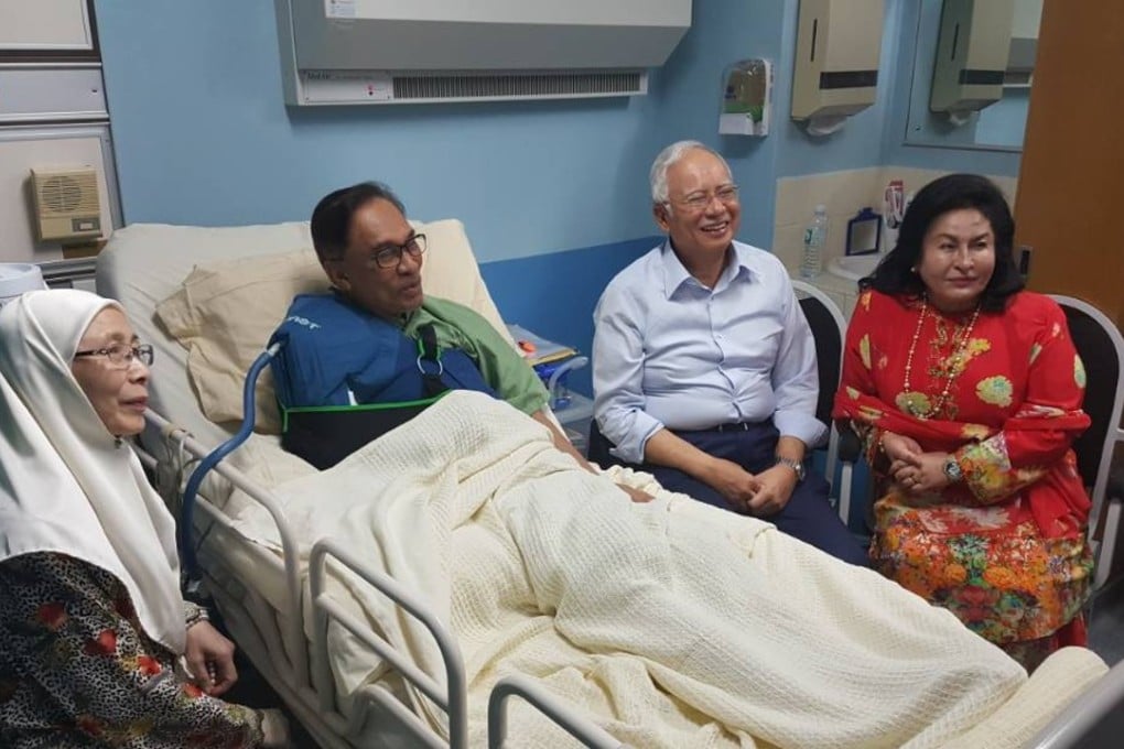 Malaysian Prime Minister Najib Razak and his wife, Rosmah Mansor, visit jailed opposition leader Anwar Ibrahim in hospital Kuala Lumpur on November 17. Photo: Twitter