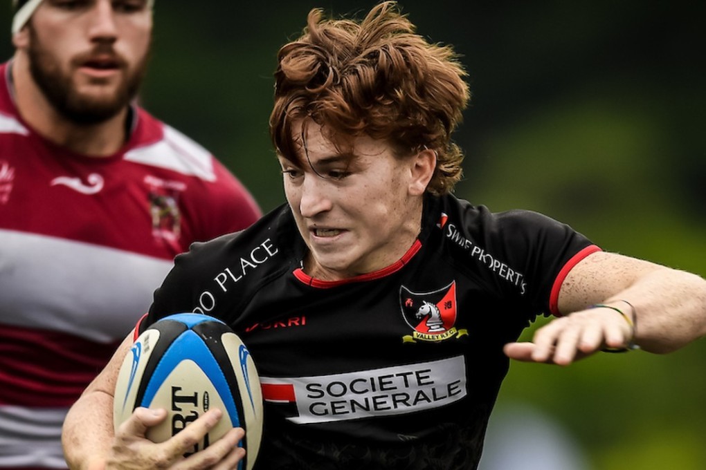 Valley fullback Hugo Stiles looks for a way forward. Photos: HKRU