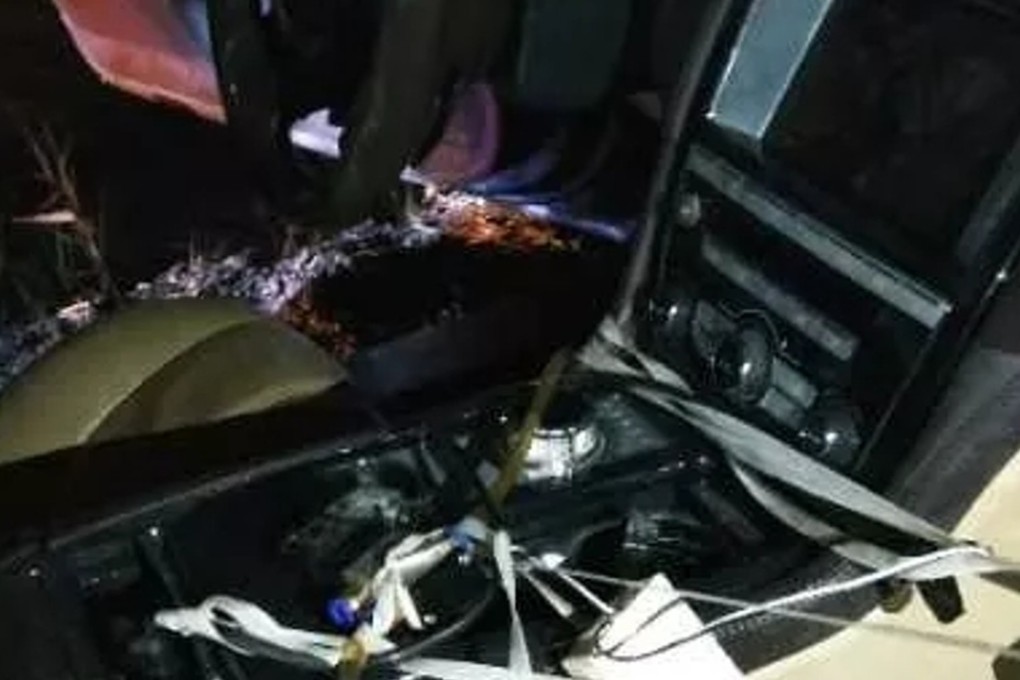 The man died trying to recover the special equipment he used to steer the car into the river. Photo: sina.com.cn